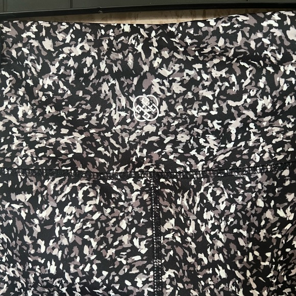 Daisy Fuentes FIT Black & White Print Biker Shorts - Size M - Picture 4 of 5